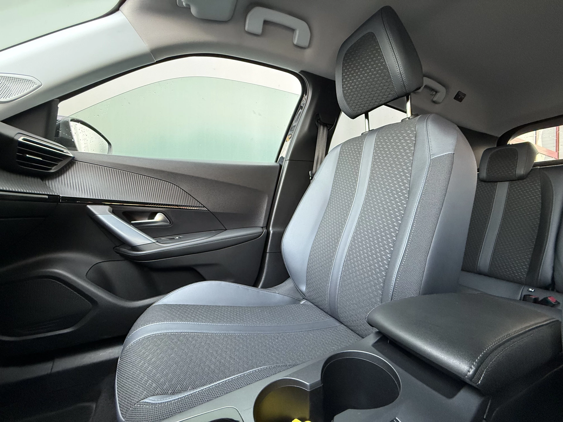 Hoofdafbeelding Peugeot e-2008