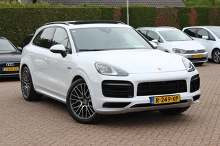 Porsche Cayenne 3.0 E-Hybrid / Trekhaak / Panoramadak / 360Camera / Luchtvering / 21'' / Bose / Sportdesign+Chrono / Leder / Stuur+Stoelverwarming / Dodehoek / DAB / Cruise Control