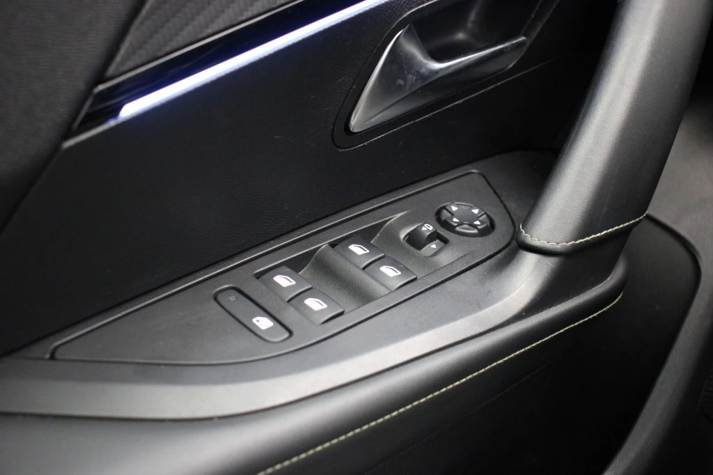 Hoofdafbeelding Peugeot e-2008