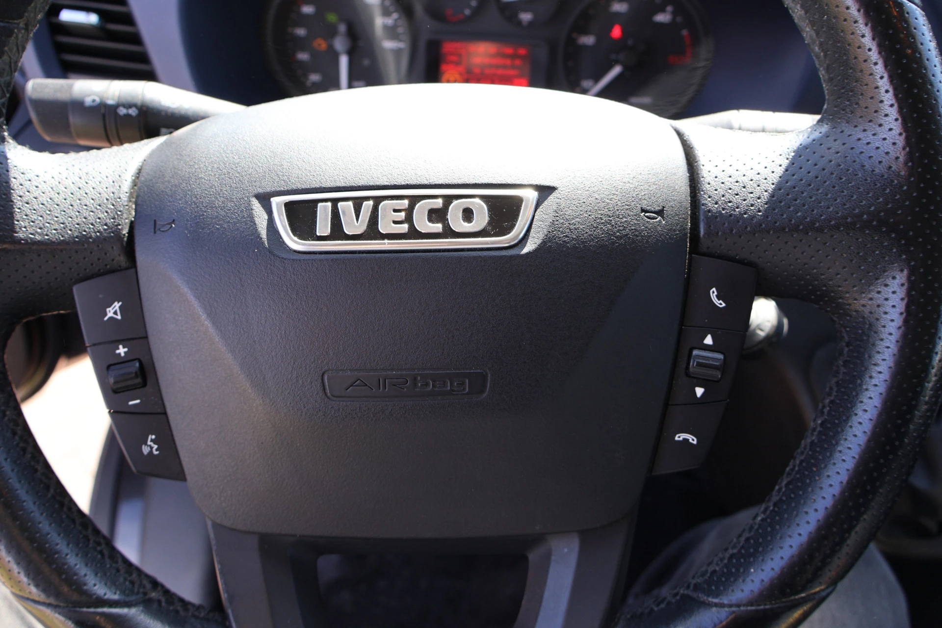 Hoofdafbeelding Iveco 40C18 AUTOMAAT,  oprijwagen Tijhof, incl tijhof aanhanger!