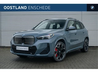 BMW iX1 eDrive20 M Sport / Panoramadak / Sportstoelen / Achteruitrijcamera / M Adaptief onderstel / Comfort Access / Parking Assistant / Stuurverwarming