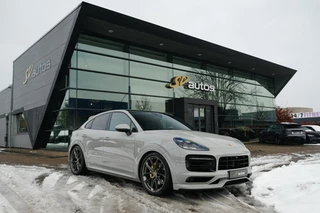 Porsche Cayenne Coupé 3.0 E-Hybrid 462PK Krijtgrijs SportDesign Luchtvering Lightweight Package Carbon Dak 4-wielsturing NLauto