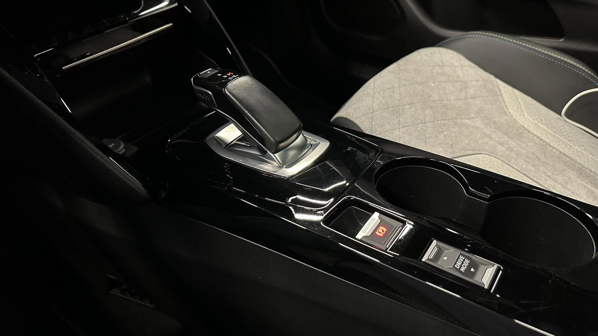 Hoofdafbeelding Peugeot e-2008