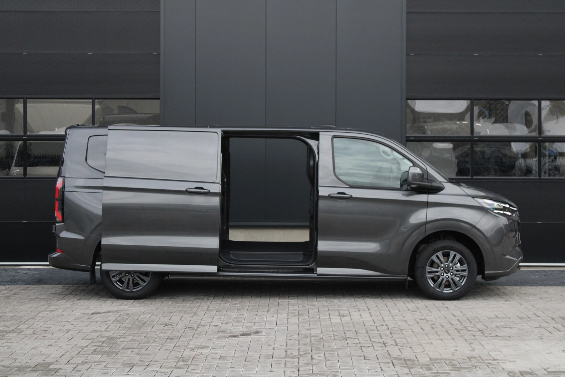 Hoofdafbeelding Ford E-Transit Custom