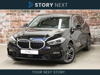 BMW 1 Serie 118i Sport Line Automaat / Navigatiesysteem Professional / 17 Inch / Parkeersensoren voor+achter / Apple Carplay / Climate Control / LED / Cruise Control / Live Cockpit Proffesional  