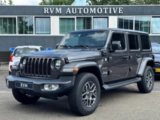 Jeep Wrangler Unlimited 4xe 380 Sahara VAN: 74.900,- VOOR 67.877,- UW ZOMERVOORDEEL: 7.023,- | ADAPTIVE CRUISE| DAK KAN OPEN!!|