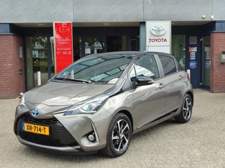 Toyota Yaris 1.5 Hybrid EXECUTIVE BI-TONE STOELVERW PANODAK NAVI BLUETOOTH KEYLESS CRUISE CLIMA 4S-BANDEN 16'' LM-VELGEN CAMERA NL-AUTO 1E-EIG