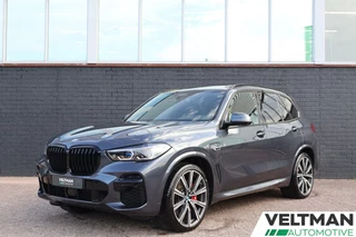 Hoofdafbeelding BMW X5 BMW X5 xDrive45e M-Sport PANO HEAD UP LUCHTVERING 22 INCH TREKHAAK