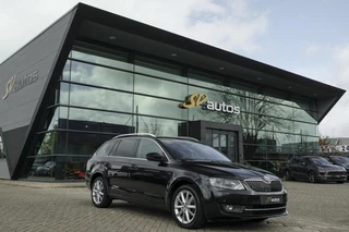 Skoda Octavia Combi 1.6 TDI 105pk DSG Navigatie DAB Xenon / LED Elektrische achterklep Keyless start 17" LMV