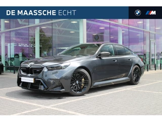 Hoofdafbeelding BMW M5 BMW M5 5 Serie High Executive Automaat / M Drive Professional / Trekhaak / Bowers & Wilkins / Parking Assistant Professional / M Multifunctionele Stoelen / M Carbon-keramische remmen