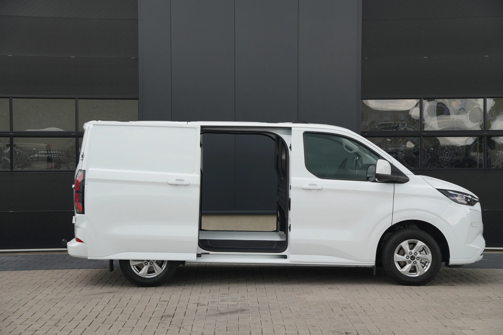 Hoofdafbeelding Ford E-Transit Custom