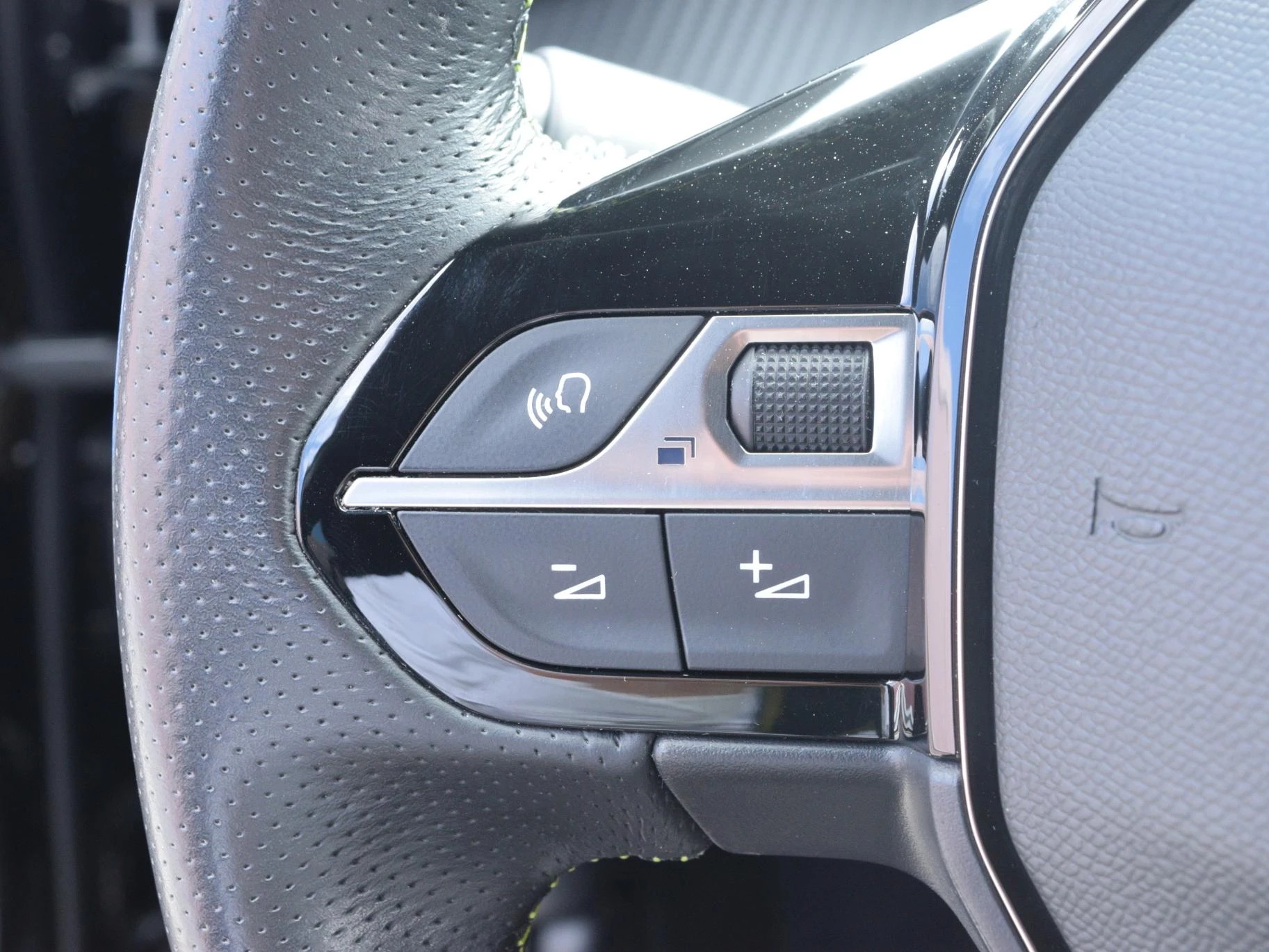 Hoofdafbeelding Peugeot e-2008