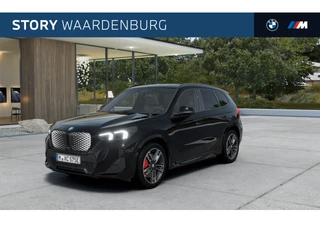 BMW iX1 eDrive20 M Sport / Panoramadak / Achteruitrijcamera / Sportstoelen / M Adaptief onderstel / Adaptieve LED / Stuurverwarming