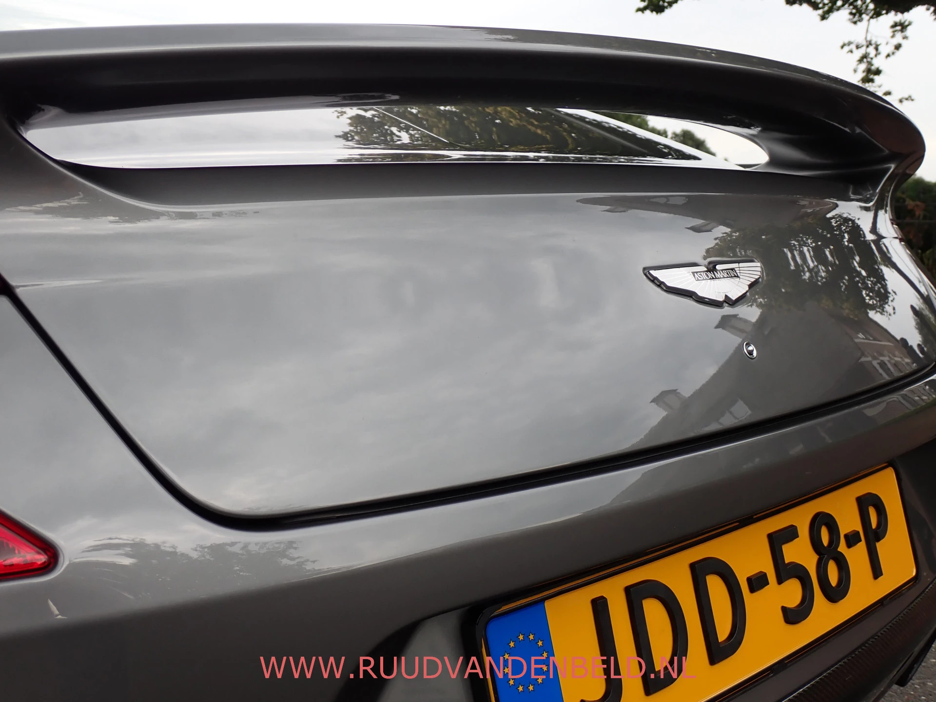 Hoofdafbeelding Aston Martin V12 Vanquish