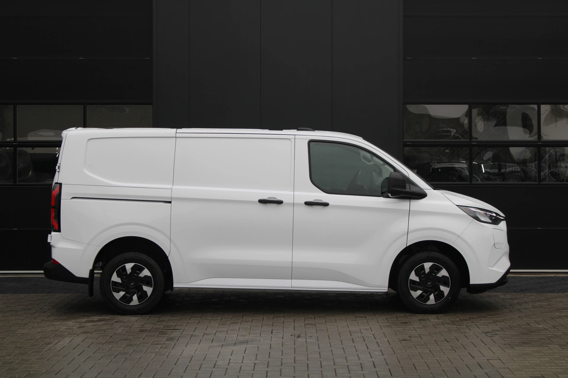 Hoofdafbeelding Ford E-Transit Custom