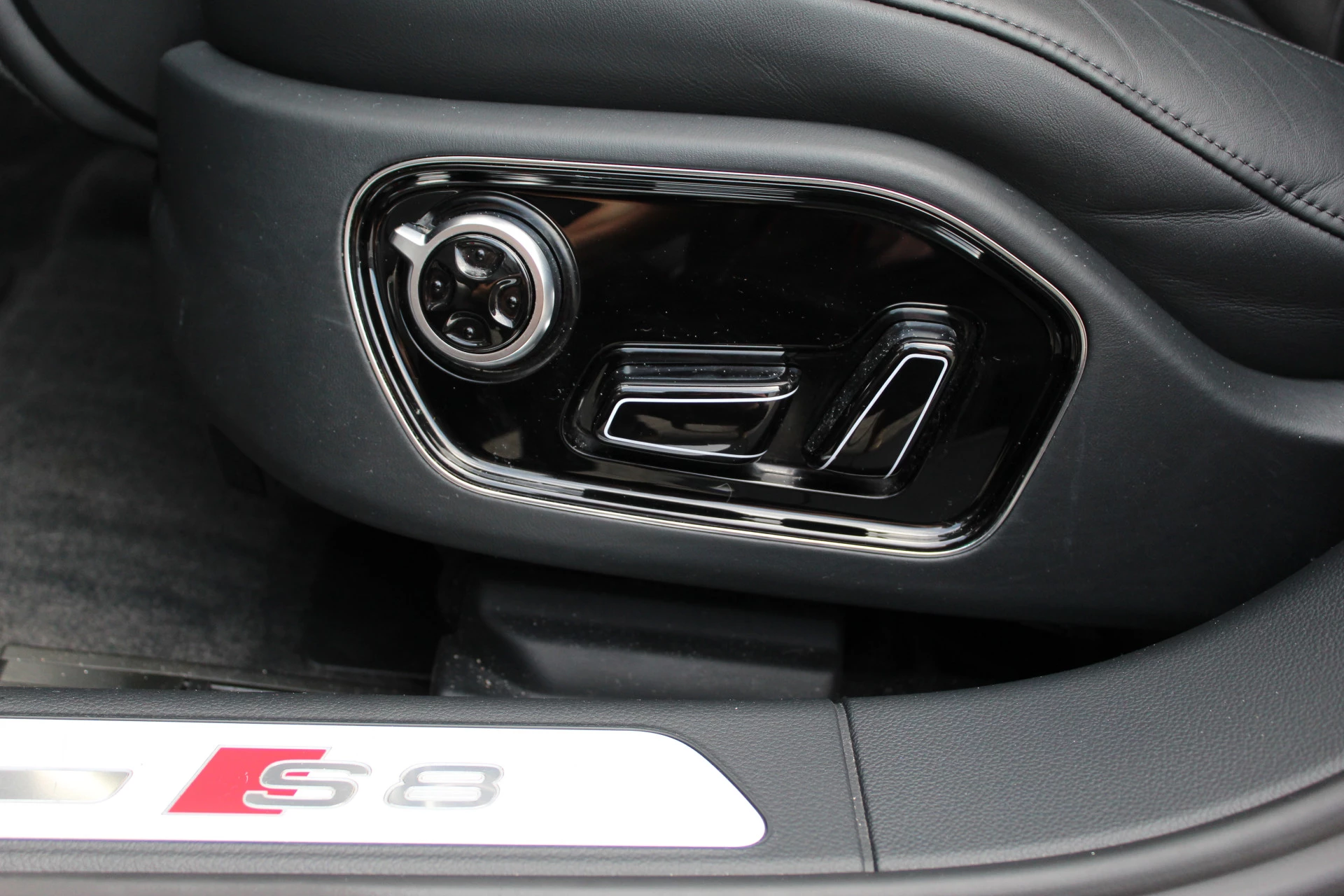Hoofdafbeelding Audi A8