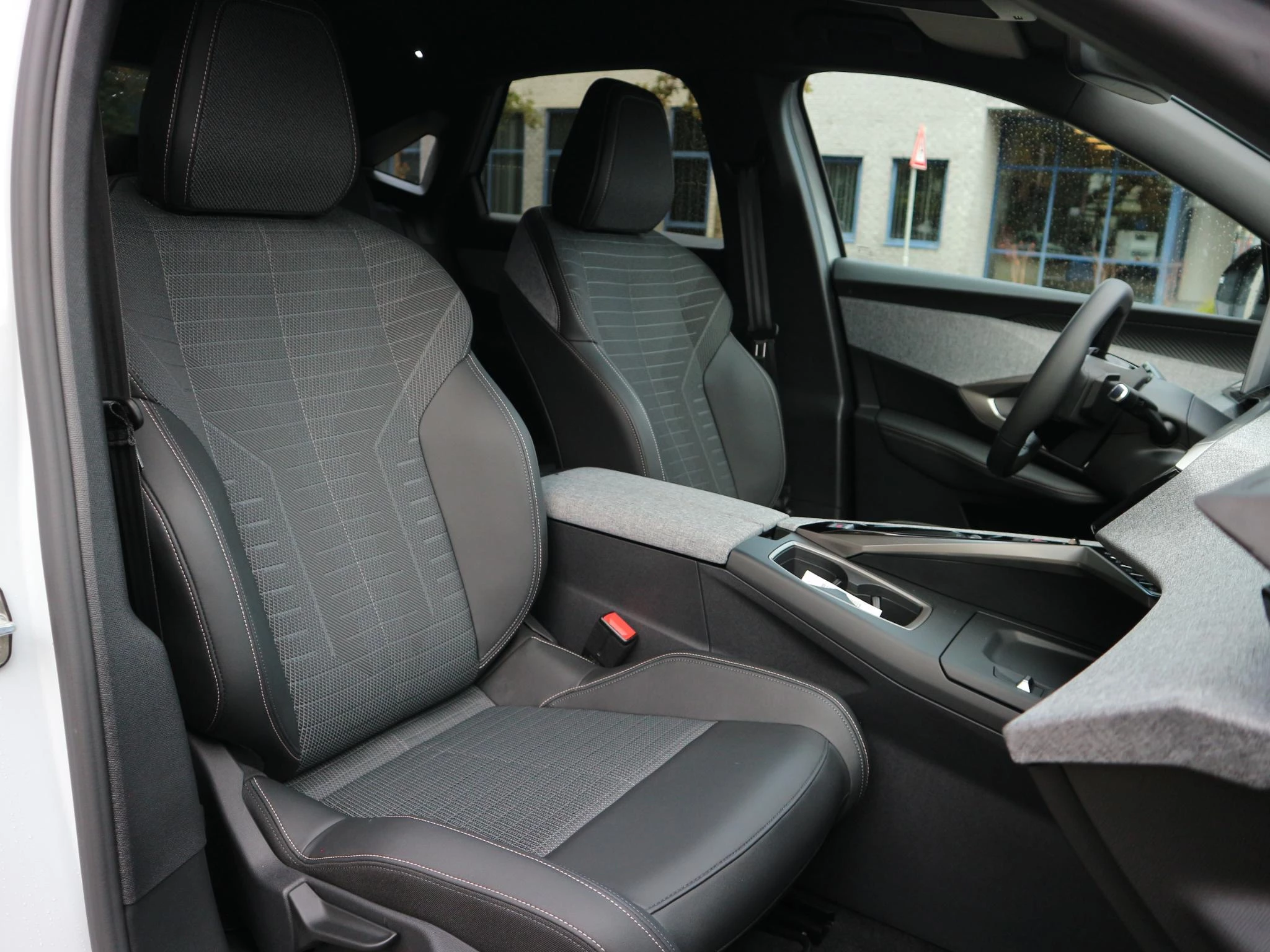 Hoofdafbeelding Peugeot e-3008