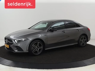 Mercedes-Benz A-klasse 250e AMG | Stoelverwarming | Carplay | Camera |  Leder/Alcantara | Sfeerverlichting | Park Assist | Widescreen | Full LED | Dodehoek detectie | PHEV | Plug In
