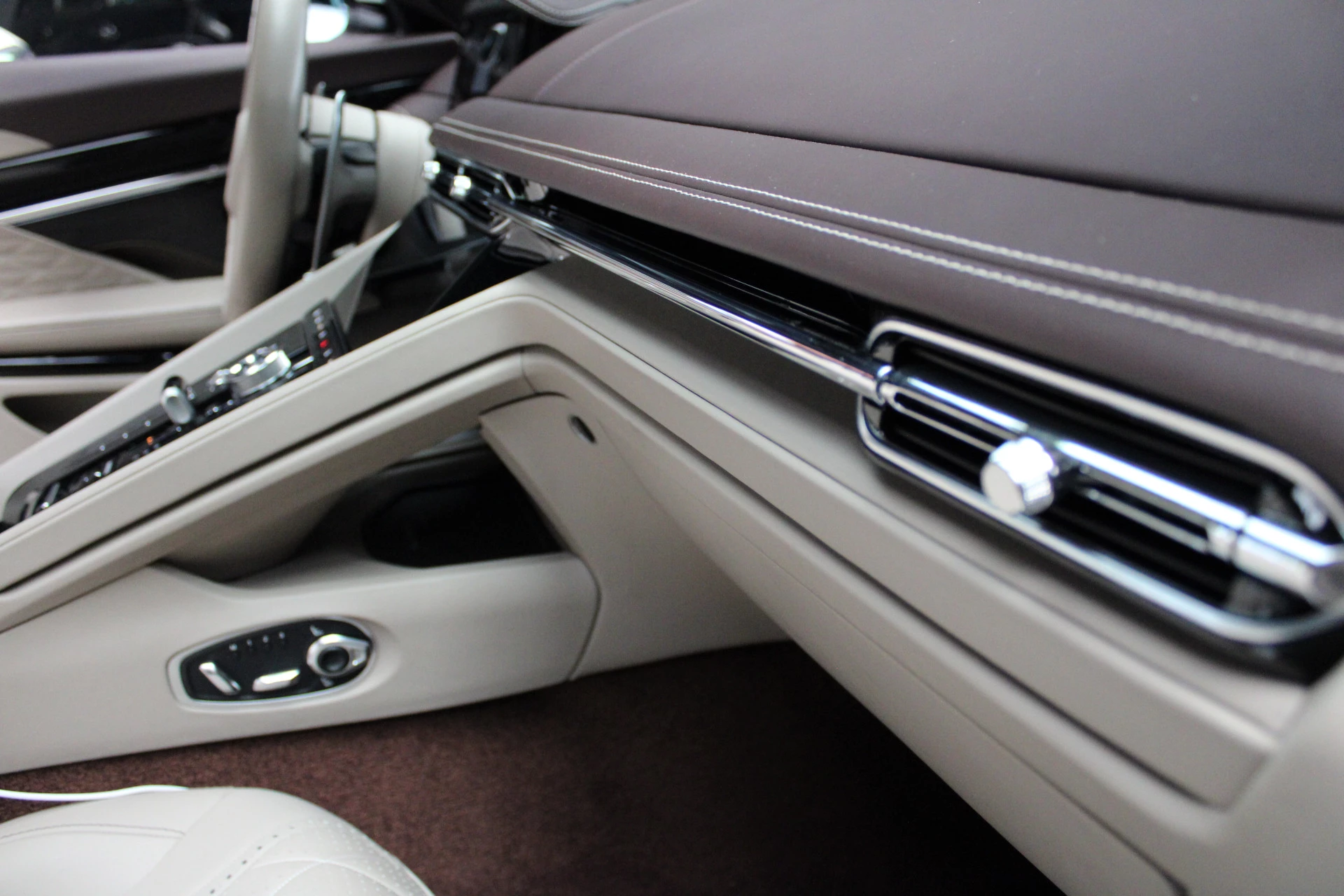 Hoofdafbeelding Aston Martin V8 Volante