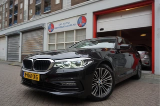 Hoofdafbeelding BMW 5 Serie BMW 5 Serie Touring 530i High Executive Sport Line (bomvol) Panoramadak | Sfeer verlichting | Adaptieve cruise | Lane departure meesturen | Head Up Display | Trekhaak | Apple Carplay | Memory | Sportzetels | BMW onderhouden