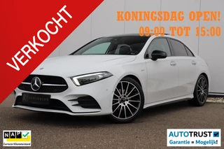 Mercedes-Benz A-klasse 200 Business Solution AMG Night 164PK Automaat 19 inch Panoramadak Massage Sfeerverlichting Widescreen Multibeam LED Navigatie Achteruitrijcamera Elektrische Stoelen