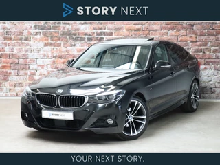 BMW 3 Serie Gran Turismo 320i High Executive M Sport Pakket Automaat / Trekhaak / Panoramadak / Active Cruise Control / Stoelverwarming voor + achter / Dodehoek Detector / Achteruitrijcamera / Navigatie Professional / DAB / Leder / Apple Carplay / Climate Control / Hifi / Comfort Access / Draadloze Telefoonlader / 19 Inch