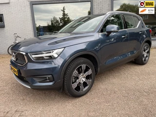 Hoofdafbeelding Volvo XC40 Volvo XC40 2.0 T4 Inscription | Wegklapbare trekhaak | Denim Blue + Beige leder | Stoelverwarming
