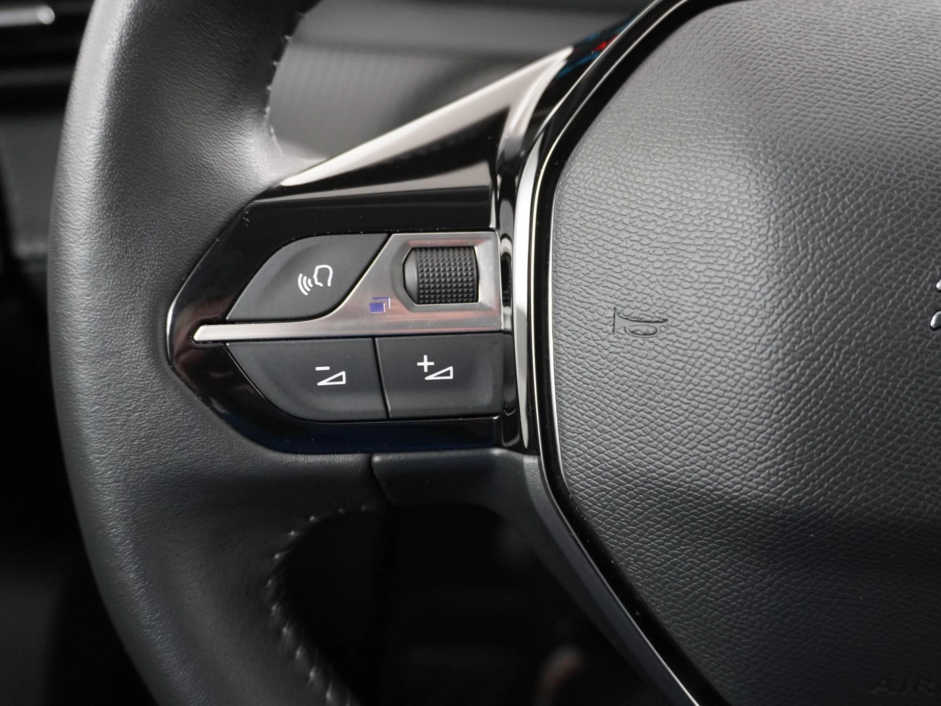 Hoofdafbeelding Peugeot e-2008