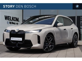 Hoofdafbeelding BMW iX BMW iX xDrive60 M Sport / Panoramadak Sky Lounge / M Multifunctionele Stoelen / Parking Assistant Professional / Active Steering / Stoelventilatie