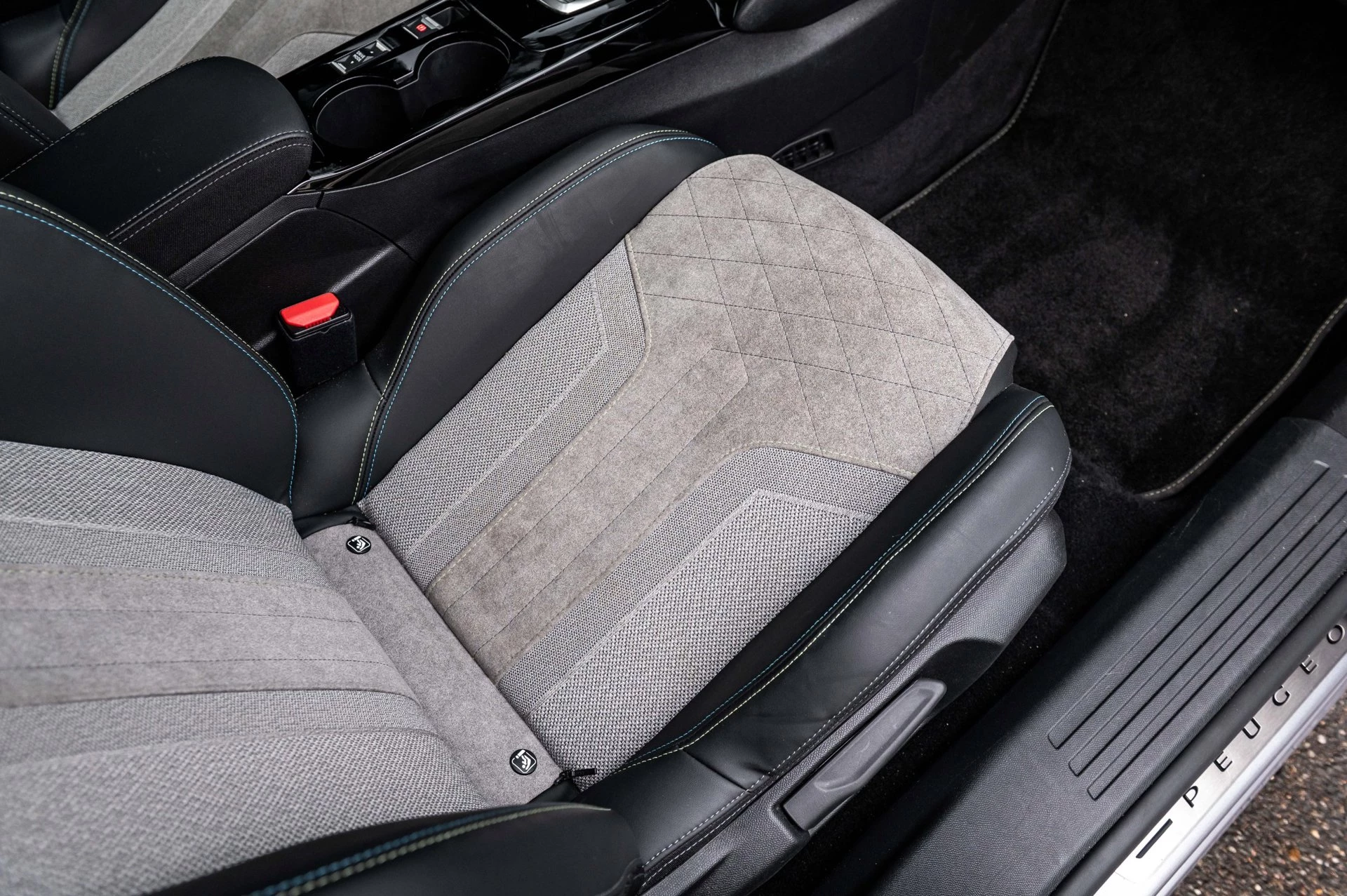 Hoofdafbeelding Peugeot e-2008