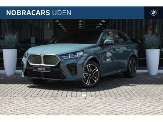 Hoofdafbeelding BMW iX2 BMW iX2 xDrive30 High Executive M Sport / Panoramadak / Sportstoelen / Parking Assistant Plus / Adaptief M Onderstel / Adaptieve LED / Comfort Access