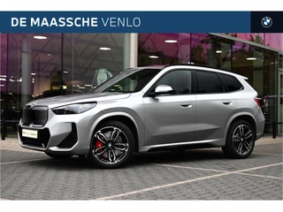 Hoofdafbeelding BMW iX1 BMW iX1 eDrive20 High Executive M Sport / Panoramadak / Trekhaak / Sportstoelen / M Adaptief onderstel / Comfort Access / Adaptieve LED / Head-Up / Harman-Kardon