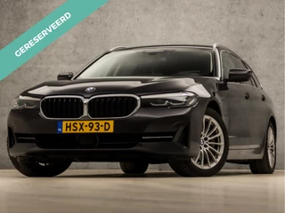 BMW 5 Serie Touring 530e Sportline 293Pk Automaat (APPLE CARPLAY, GROOT NAVI, DEALER ONDERHOUDEN, CAMERA, SFEERVERLICHTING, LEDER, SPORTSTOELEN, ADAPTIVE CRUISE, TREKHAAK ELEKTRISCH, NIEUWSTAAT)