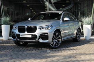 BMW X4 M40i Automaat / Panoramadak / Trekhaak / Sportstoelen / M Adaptief onderstel / Adaptieve LED / Parking Assistant Plus / Comfort Access