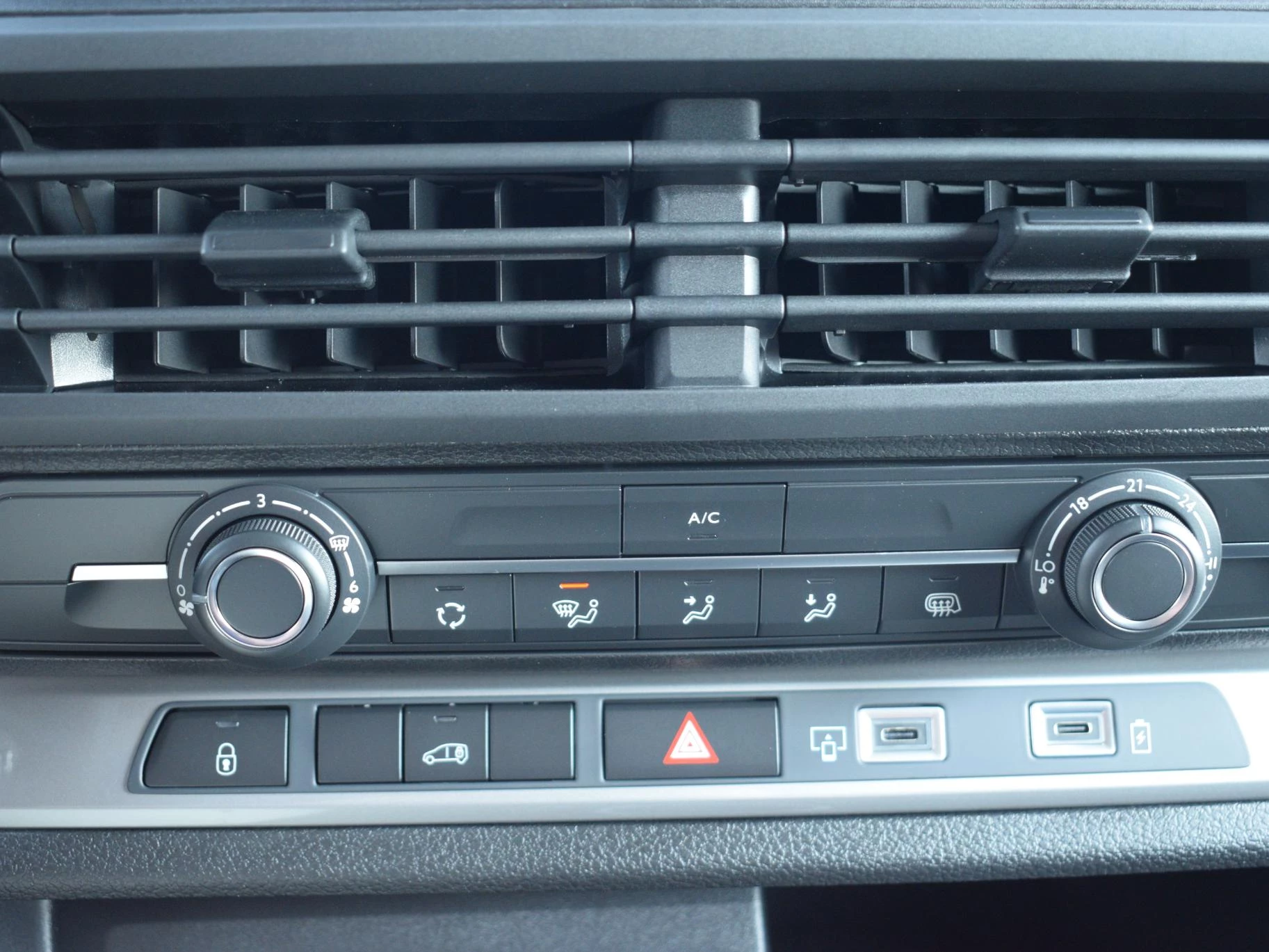 Hoofdafbeelding Peugeot e-Expert