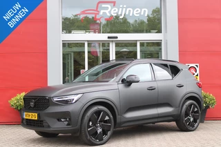Volvo XC40 2.0 B4 197PK PLUS BLACK EDITION PANORAMISCH SCHUIF/KANTELDAK | LIGHTING PACK - MATRIX LED KOPLAMPEN MET REINIGINGSINSTALLATIE EN MISTLAMPEN | PREMIUM AUDIO BY HARMAN KARDON | APPLE CARPLAY/ANDROID AUTO | DRAADLOZE TELEFOONLADER | LICHTMETALEN VELGEN 20'' 5-SPAAKS BLACK EDITION | VISIUAL PARK ASSIST (360 GRADEN CAMERA) | PARKEERSENSOREN VOOR + ACHTER | BLIND SPOT INFORMATION SYSTEM (DODE HOEK BEWAKING) | INKLAPBARE TREKHAAK MET 2000KG TREKGEWICHT! | POWER SEATS - ELEKTRISCH VERSTELBARE VOORSTOELEN MET GEHEUGEN OP BESTUURDERSSTOEL | STOEL, STUUR EN VOORRUIT VERWARMING | ELEKTRISCH NEERKLAPBARE HOOFDSTEUNEN ACHTER | VOLVO GUARD ALARM | ELEKTRISCH BEDIENBARE ACHTERKLEP | EXTRA GETINT GLAS ACHTERPORTIEREN EN ACHTERRUIT | GEWRAPT MET 3M MAT ZWARTE WRAP |