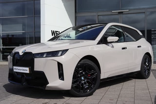 BMW iX xDrive45 M Sport / Panoramadak Sky Lounge / Trekhaak / Stoelventilatie / Adaptieve LED / Harman Kardon / Parking Assistant Professional