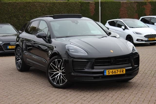 Hoofdafbeelding Porsche Macan Porsche Macan 2.0 / Panoramadak / Camera / Carbon intr. / Matrix LED / Leder / 21'' / Sportchrono / Bose / CarPlay / Stoelventilatie+Verwarming / Stuurverwarming / Dodehoek / DAB / ACC