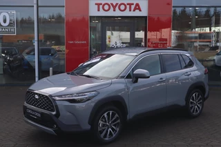 Hoofdafbeelding Toyota Corolla Cross Toyota Corolla Cross 2.0 HYBRID 200 STYLE NIEUW&DIRECT LEVERBAAR! STOELVERW. EL-ACHTERKLEP NAVI PARK-SENSOREN BLISS LED 18"LMV PRIVACY-GLASS NL-AUTO