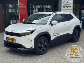 Hoofdafbeelding Toyota Urban Cruiser Toyota Urban Cruiser EXECUTIVE 61KWH PANODAK JBL-AUDIO 360°CAMERA 19"LM-VELGEN LED-PRISMA STOEL/STUURVERWARMING DIRECT LEVERBAAR!