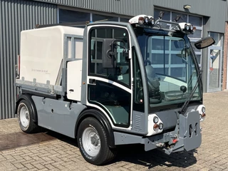 boschung P4T Werktuigdrager 4x4 Stratenreinigingmachine  Hogedrukspuit Kipper Hoge Reiniger Terrasreiniger Watertank  Vierwielbesturing