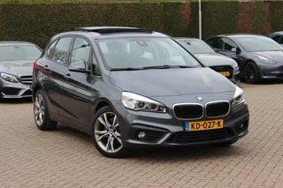 BMW 2 Serie Active Tourer 220i High Executive / Trekhaak / Panoramadak / Navigatie / 18'' / Stoelverwarming / Cruise Control