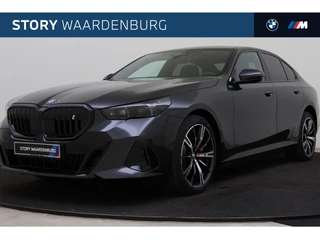 BMW i5 eDrive40 M Sport / Panoramadak / Trekhaak / Comfortstoelen / Parking Assistant Plus / Adaptieve LED / Live Cockpit Professional / Stoelventilatie / Stuurverwarming