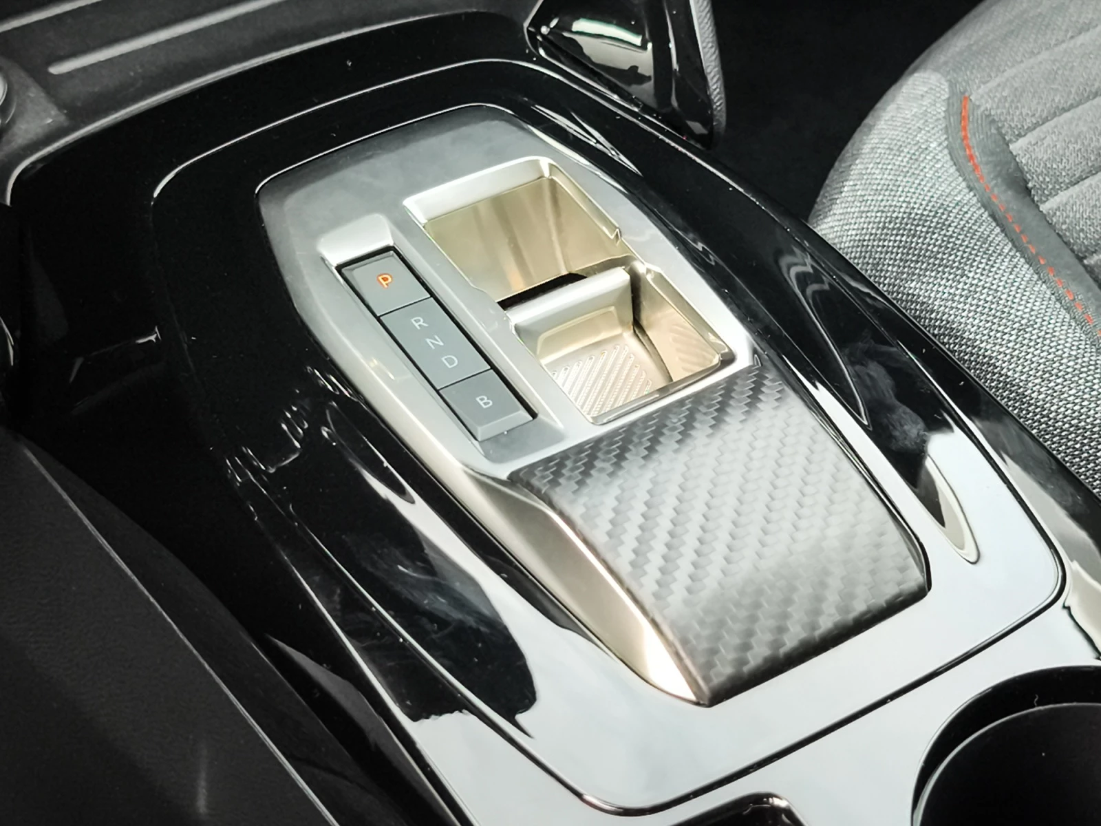 Hoofdafbeelding Peugeot e-208