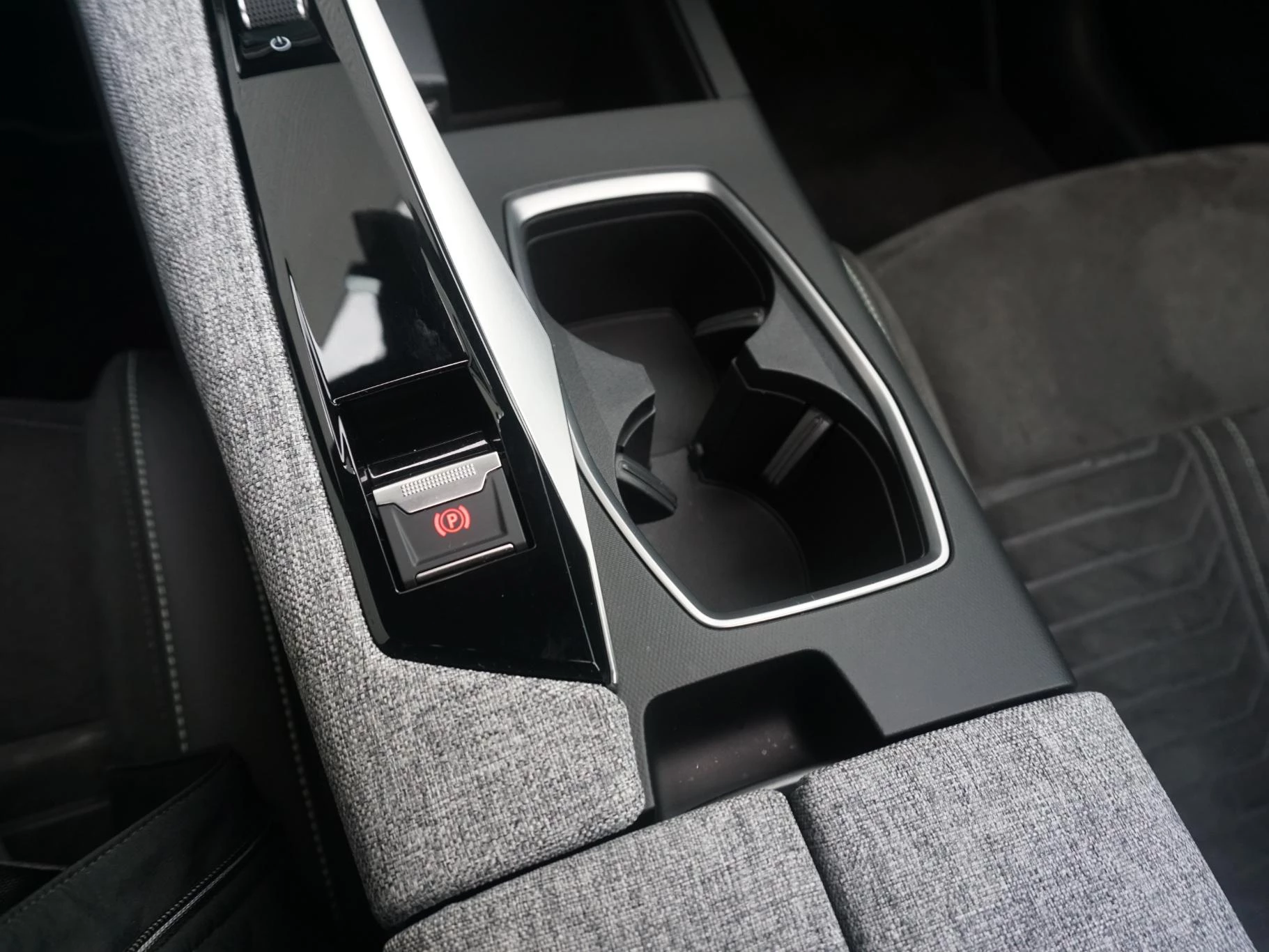 Hoofdafbeelding Peugeot e-3008