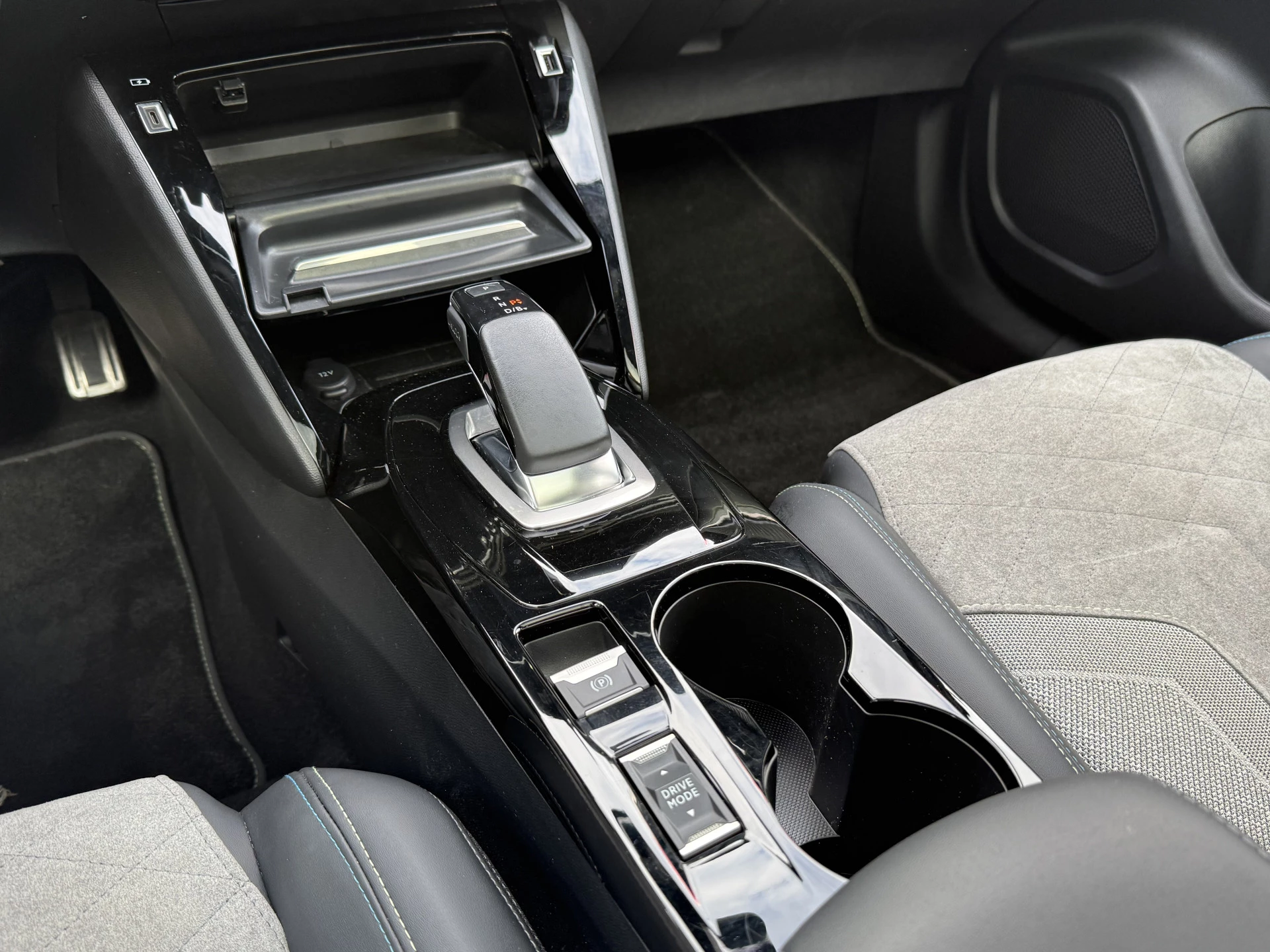 Hoofdafbeelding Peugeot e-2008