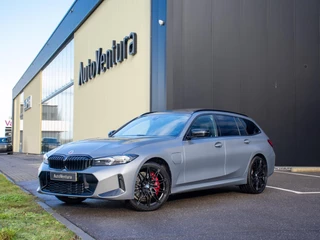 BMW 3-serie Touring 330e xDrive | M-Sport | Schuif-/kantel dak | Stoelverwarming | Head-Up | 20"