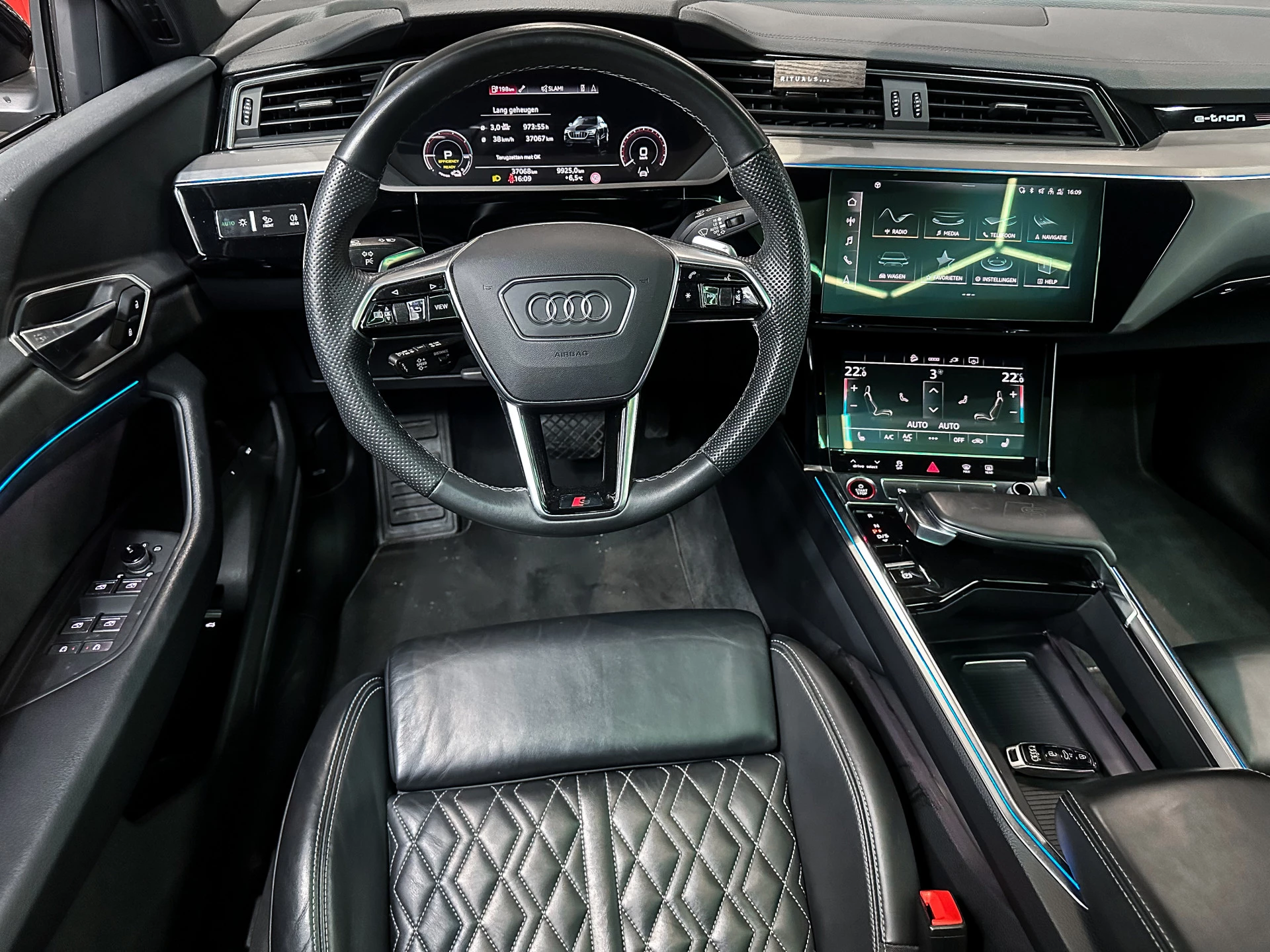 Hoofdafbeelding Audi e-tron