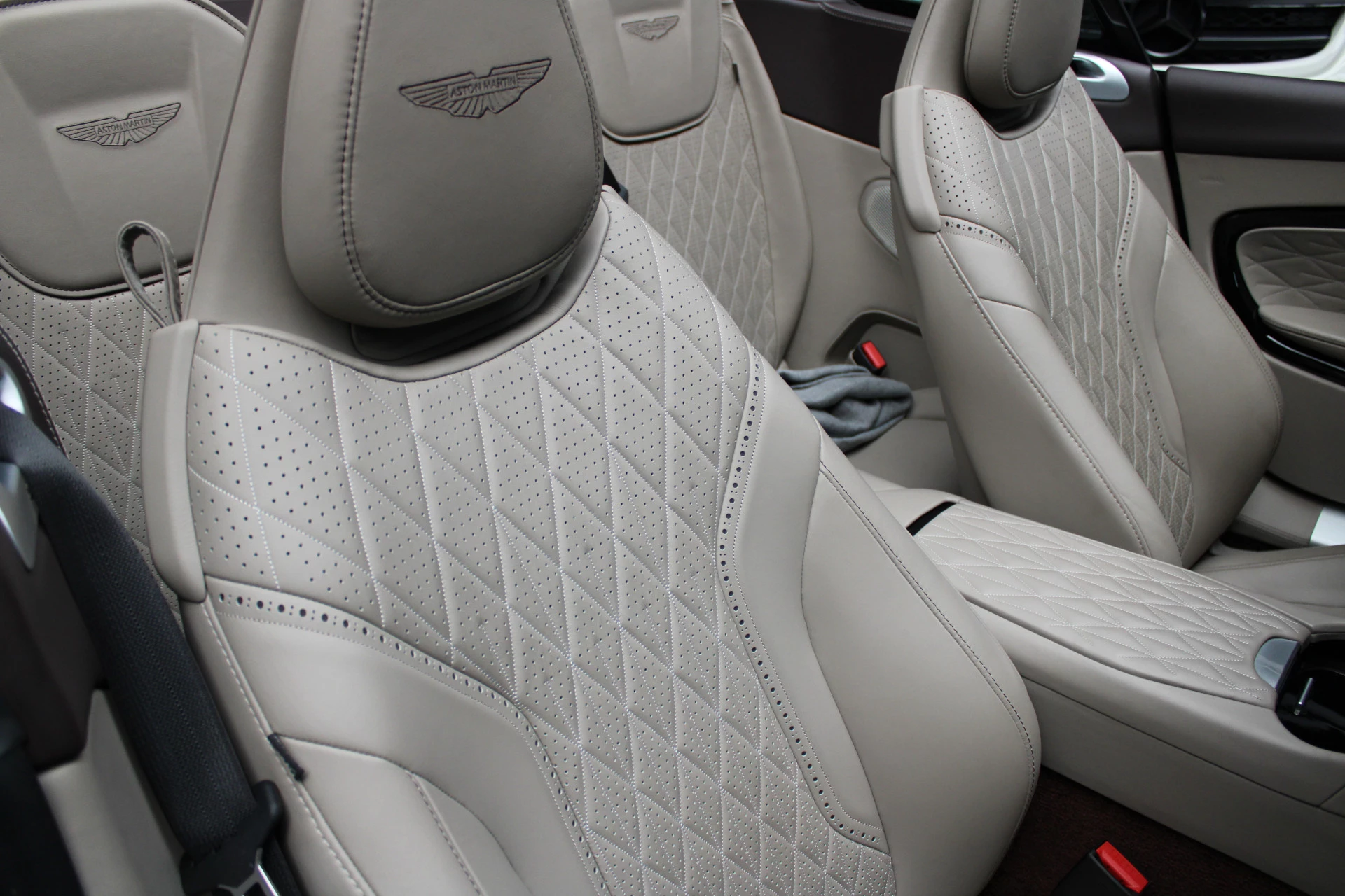 Hoofdafbeelding Aston Martin V8 Volante