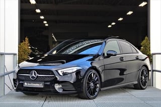 Mercedes-Benz A-Klasse 180 AMG Pano Sfeerverlichting 19-inch Apple CarPlay Stoelverwarming